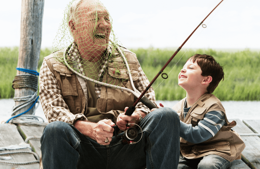 Großvater und Enkel angeln